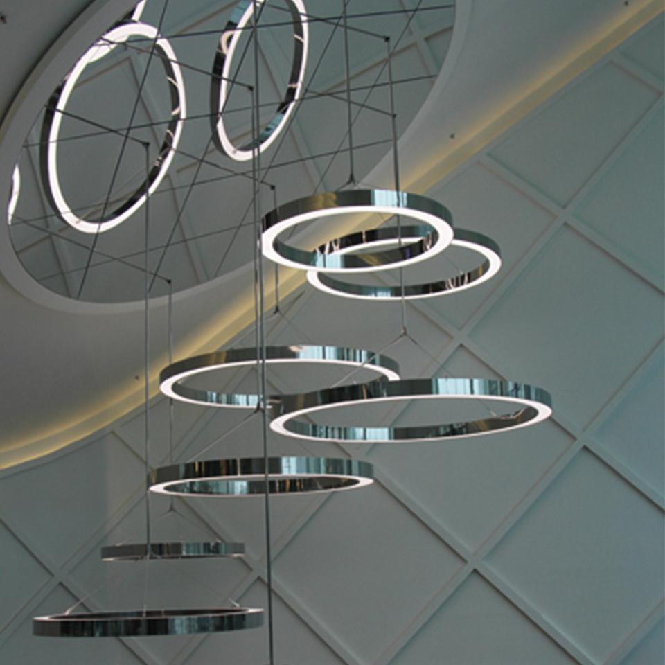 Gran montaje luminario a medida para centro comercial París por Visotec