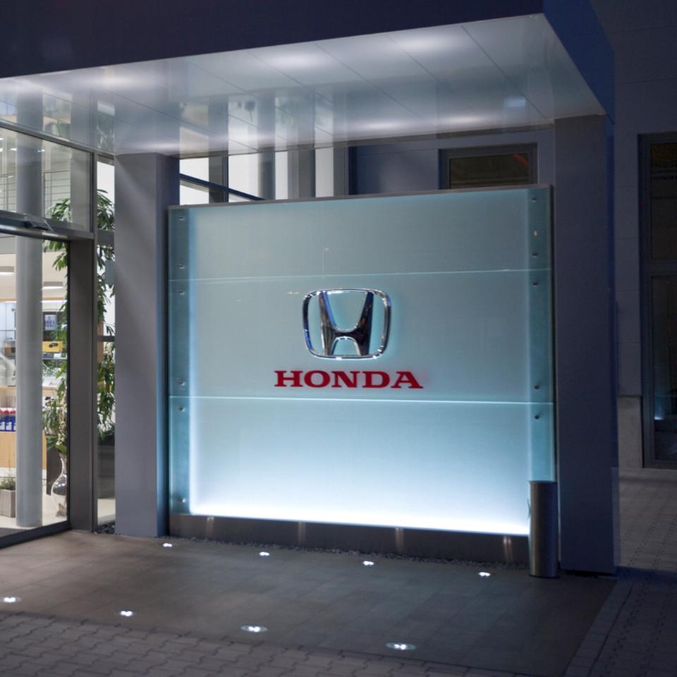 Signalétique d'entrée de concession Honda réalisée par Visotec