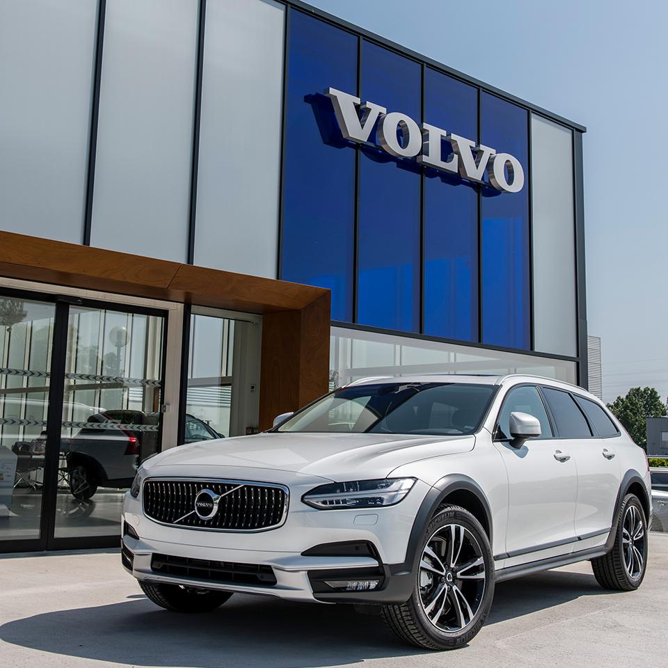 Указатели у входа в концессию  Volvo произведены Visotec