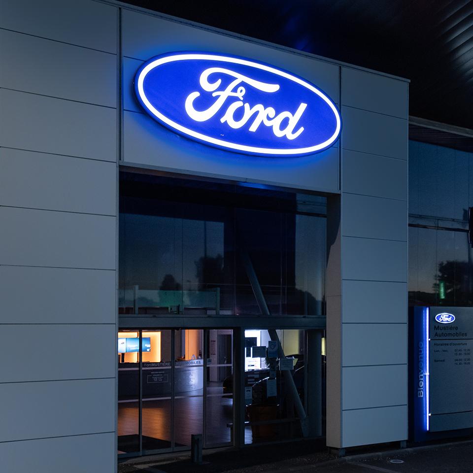 Ford dealership entrance signage illuminated by Visotec