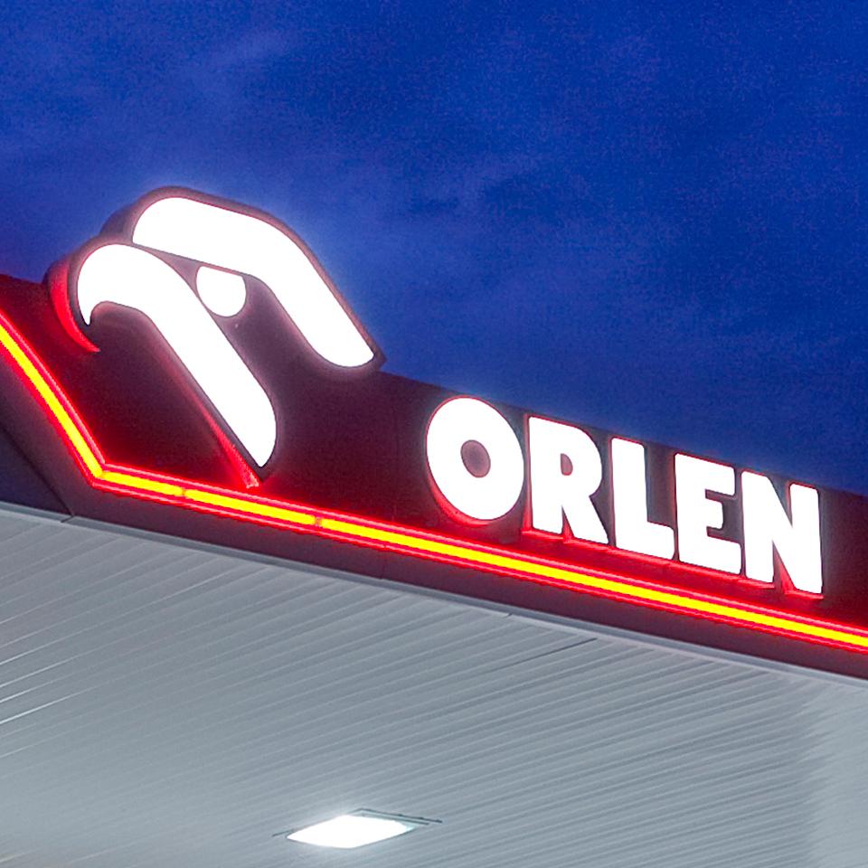 Signalétique en lettres lumineuses pour station service Orlen fabriquée par Visotec