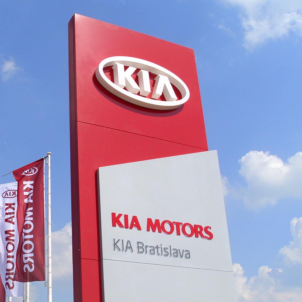 Totem signalétique de concession Kia réalisé par Visotec