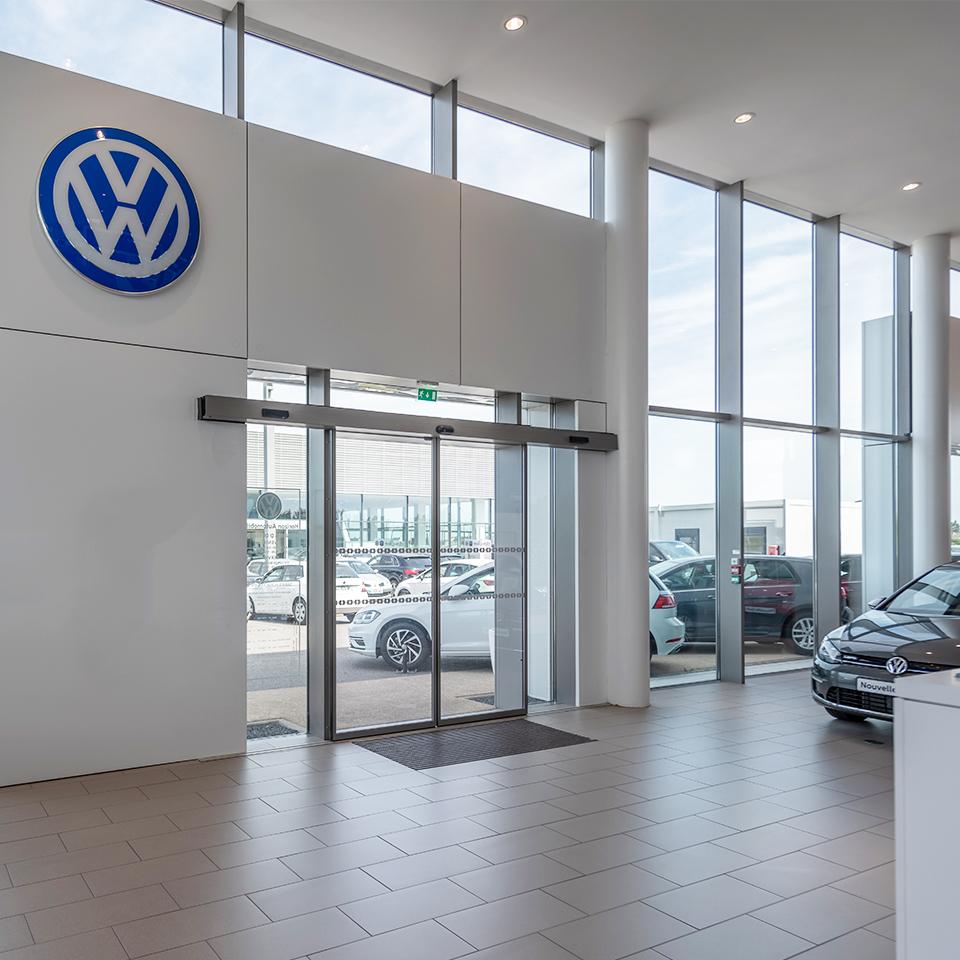 Brama wejściowa Volkswagena widziana od wewnątrz