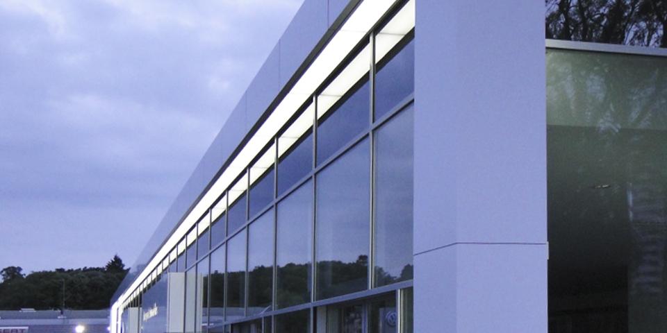Fassade des Volkswagen-Autohauses, von Visotec beleuchtet