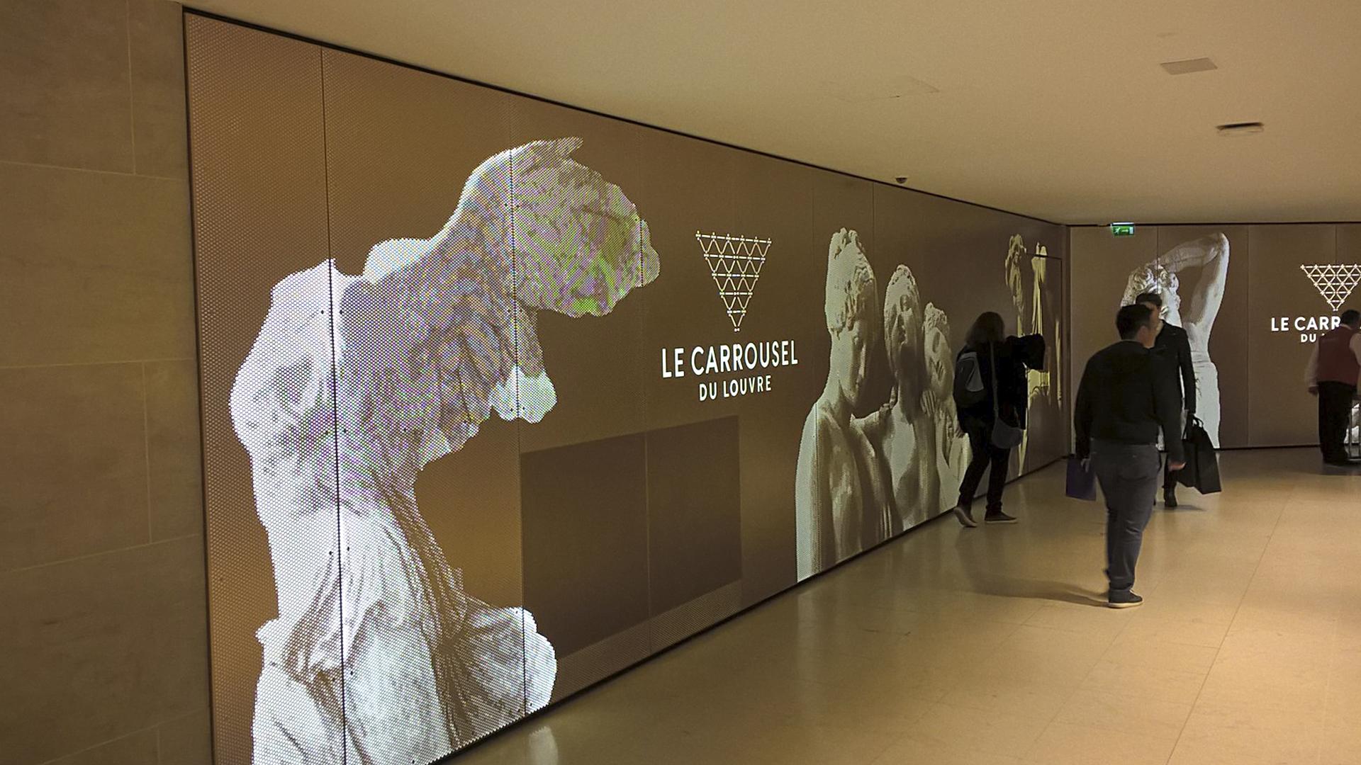 Gran montaje luminario a medida para el Carroussel del Louvre de París por Visotec