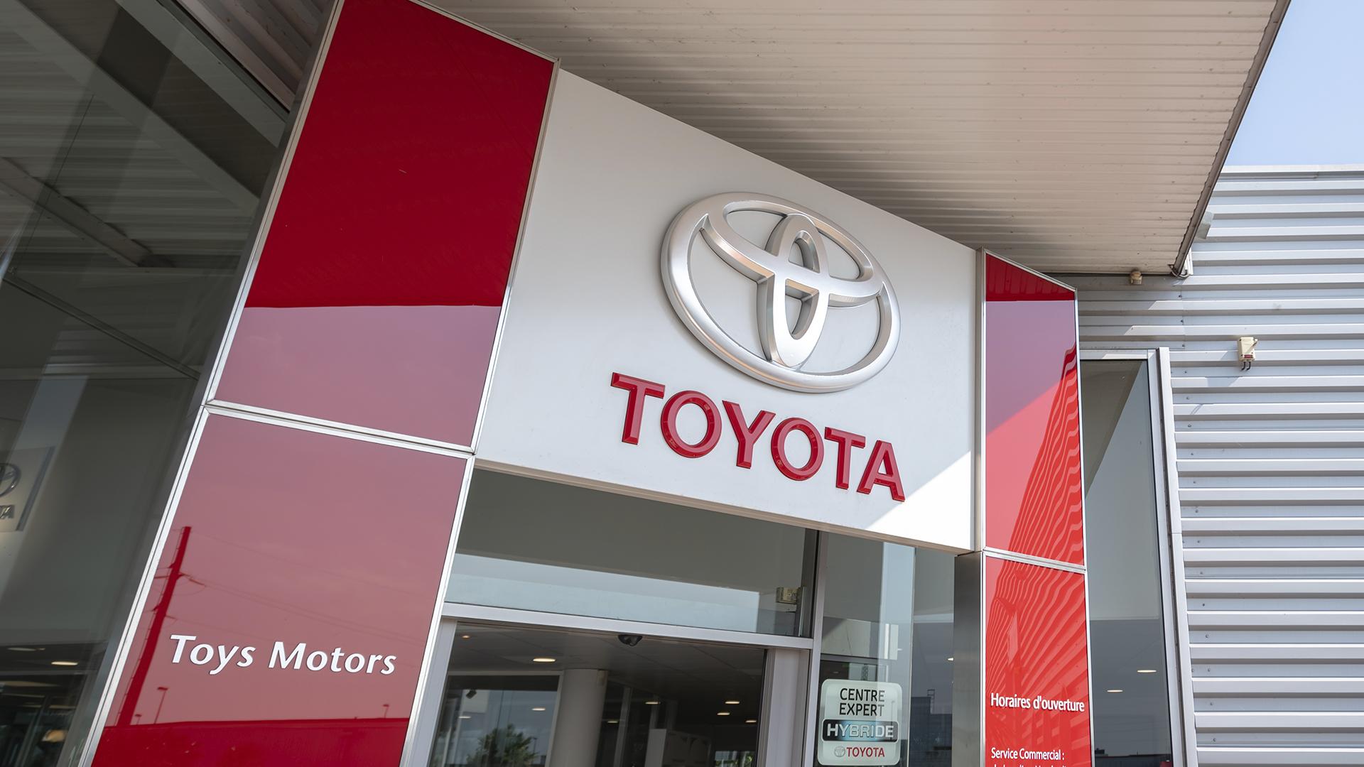 Señalética de entrada de concesionario Toyota fabricada por Visotec