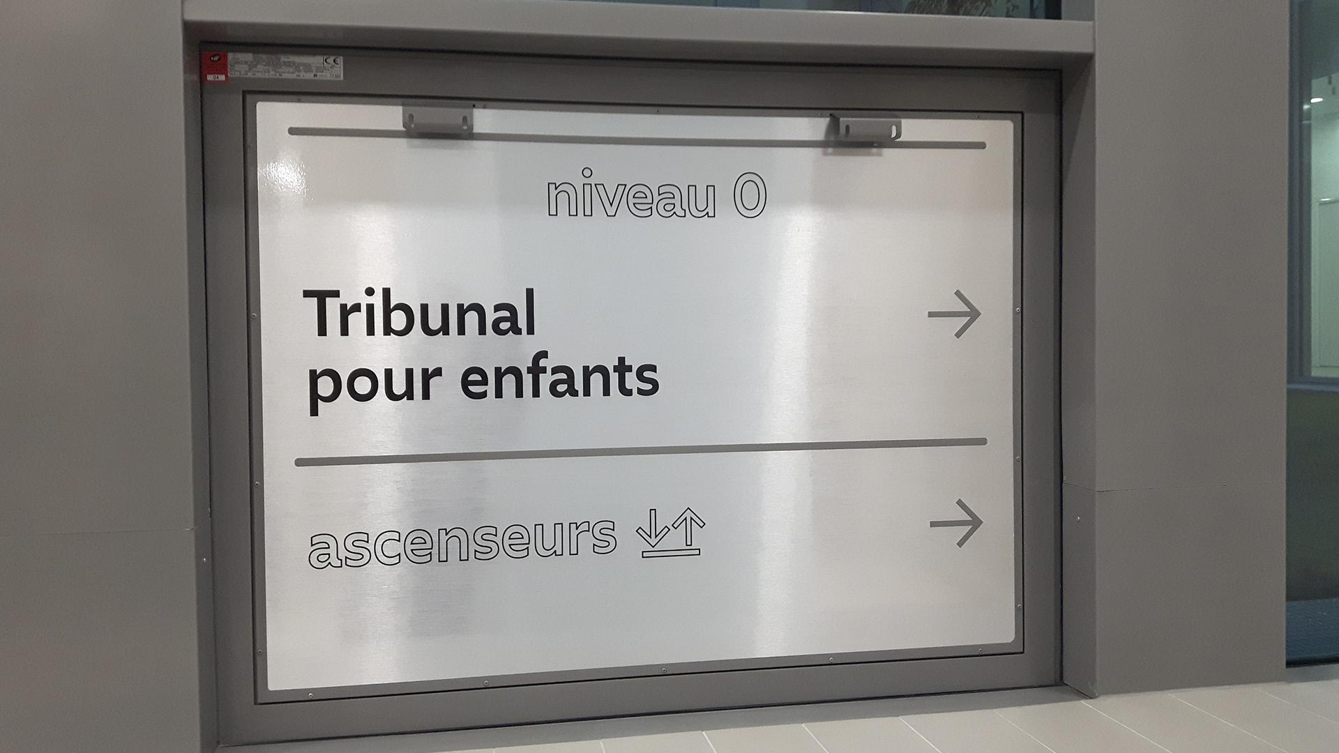 Signalétique directionnelle intérieure sous verre de sécurité par Visotec