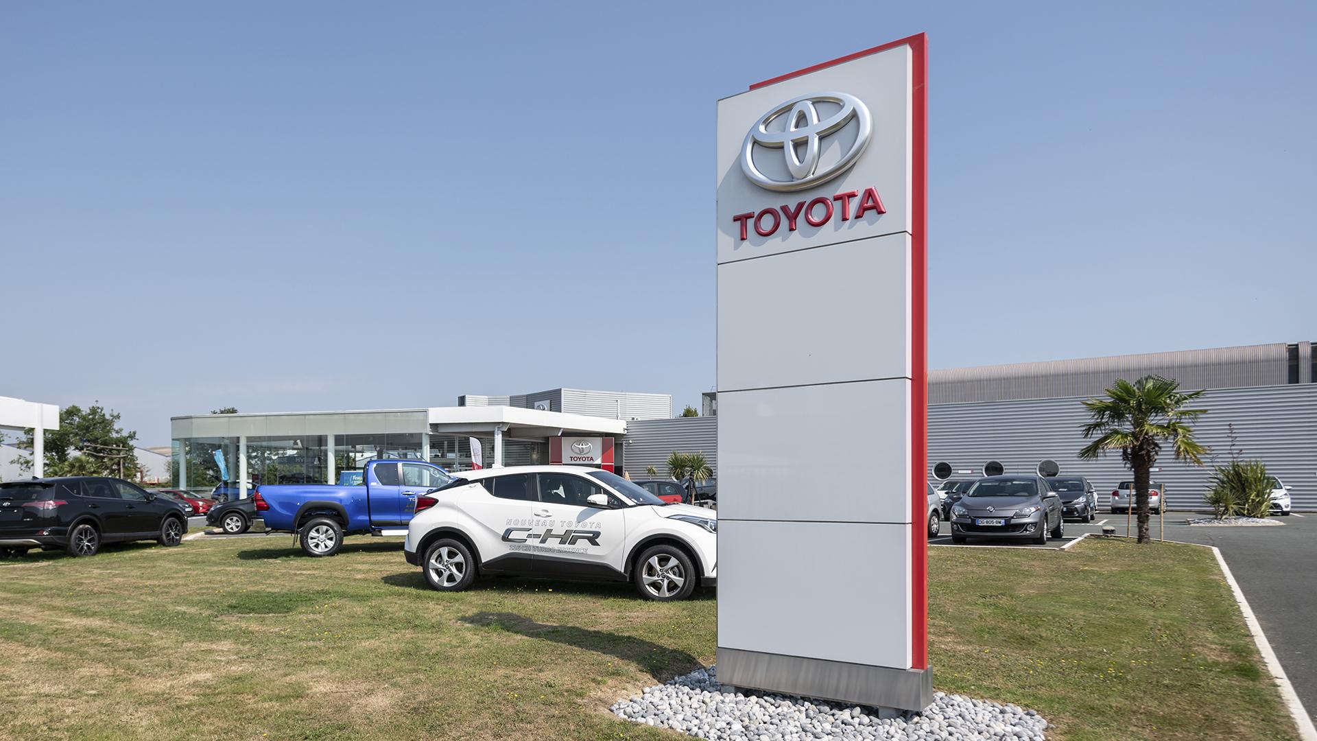 Tótem señalético de concesionario Toyota fabricado por Visotec